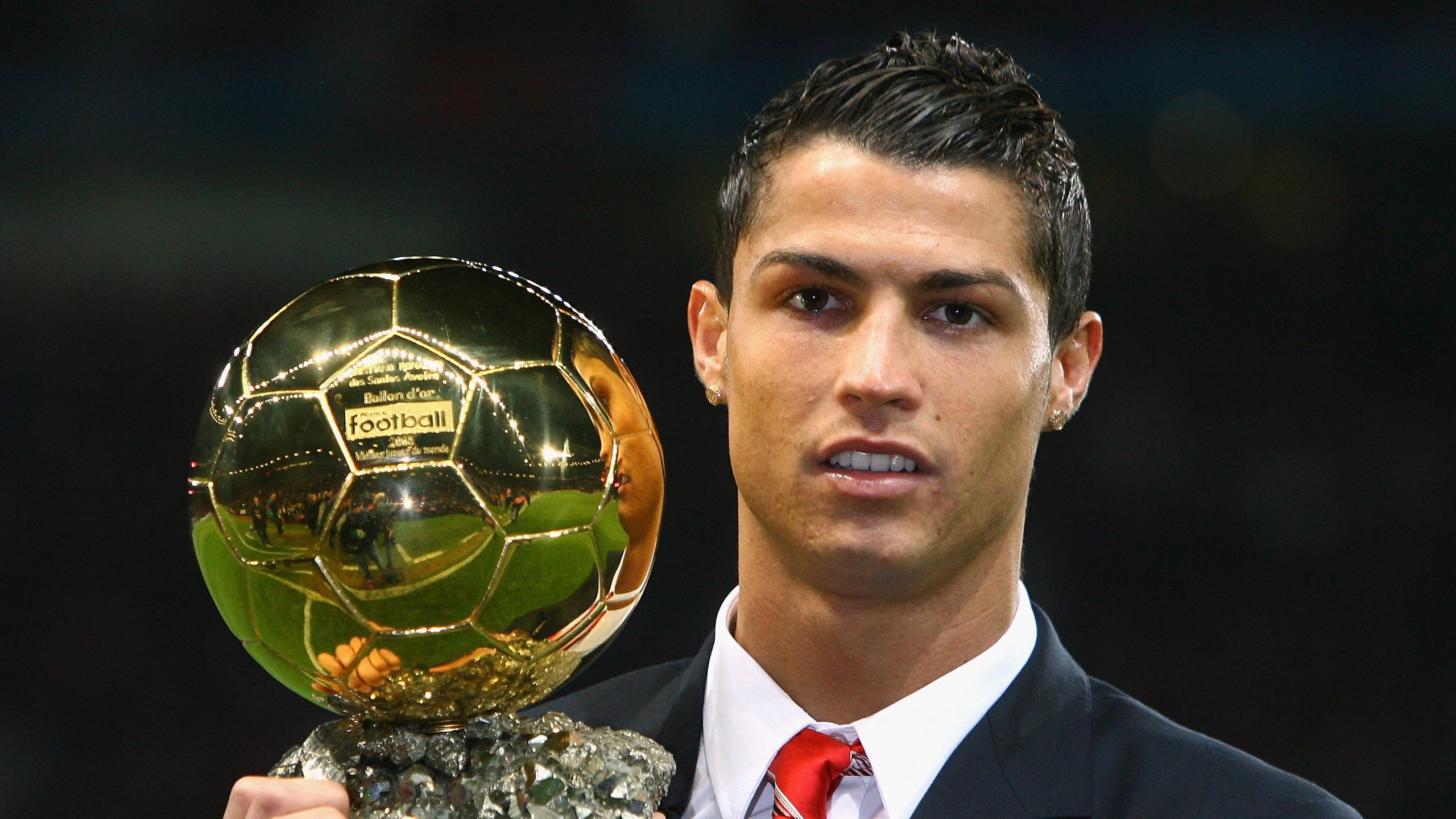 查默斯赛场表现赢得观众喝彩，查莫斯游泳